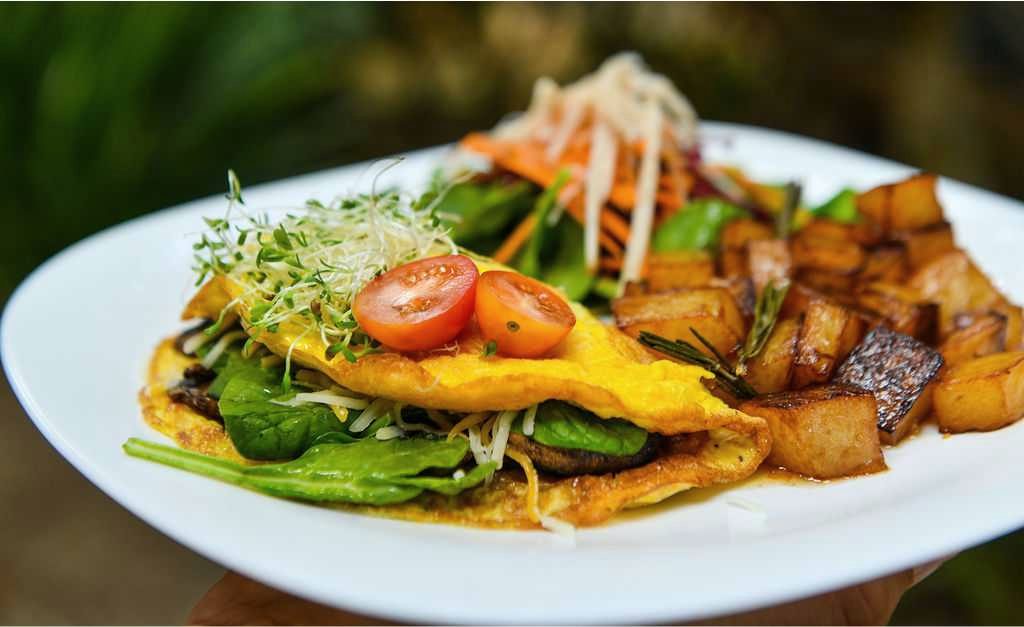 Omelette con papas y ensalada