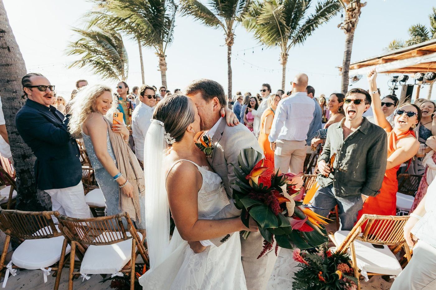 El beso entre los invitados